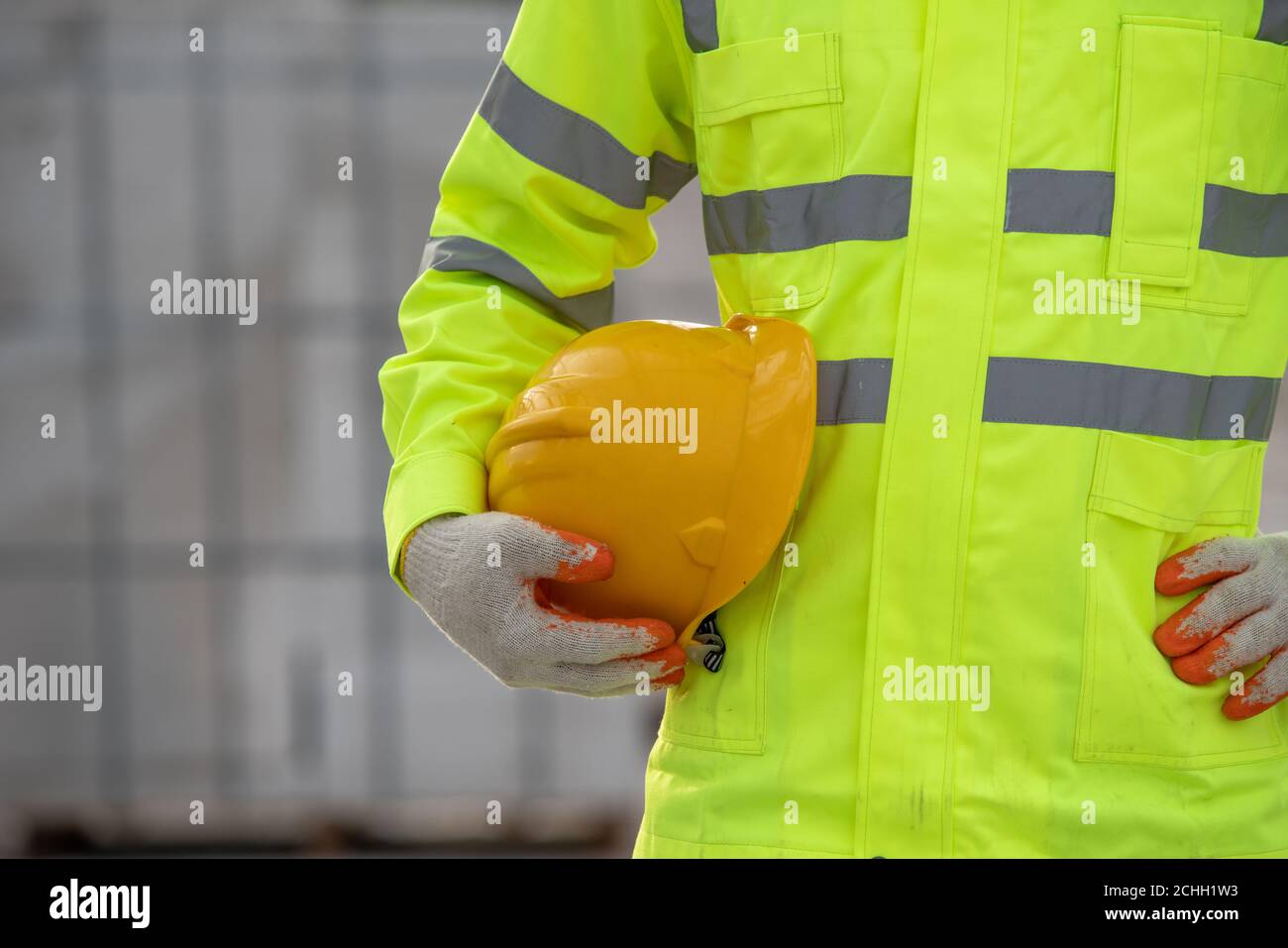 Trabajador uniforme de casco en la construcción Foto de stock