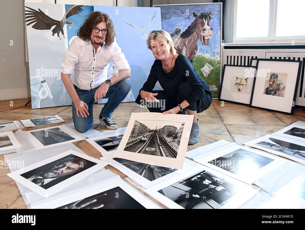 11 de septiembre de 2020, Berlín: La pintora Anne Dohrenkamp, esposa de Jürgen von der Lippe, y el fotógrafo Andre Kowalski durante una sesión fotográfica. Sus obras se exhibirán en la exposición AENO Pintura y Fotografía en la Galerie Hotel Mond Bellas Artes de 24.09.2020 a 25.10.2020. Anne Dohrenkamp muestra en su versatilidad imágenes detalladas, acuarelas espontáneas, collages, motivos de animales sobredibujados como caricatura, paisajes y mundos de sueño. Andre Kowalski, que trabajó para el periódico 'er Morgen', muestra vistas de la ciudad, escenas de la calle e instantáneas en la RDA y algunos de sus retratos. P Foto de stock