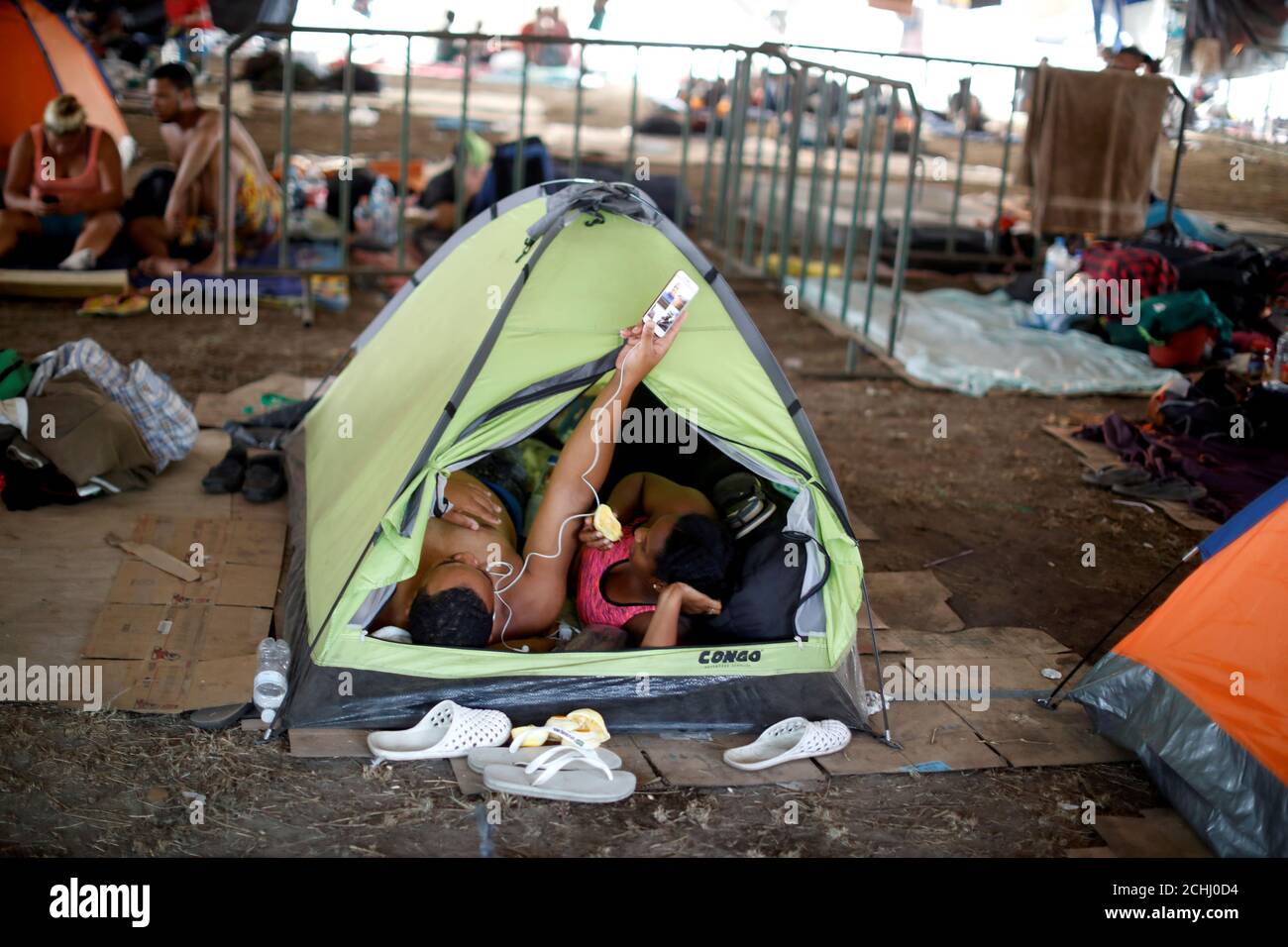 Los migrantes cubanos descansan en su tienda de campaña en un refugio  improvisado mientras esperan una visa humanitaria para cruzar el país de  camino a los Estados Unidos, en Mapastepec, estado de