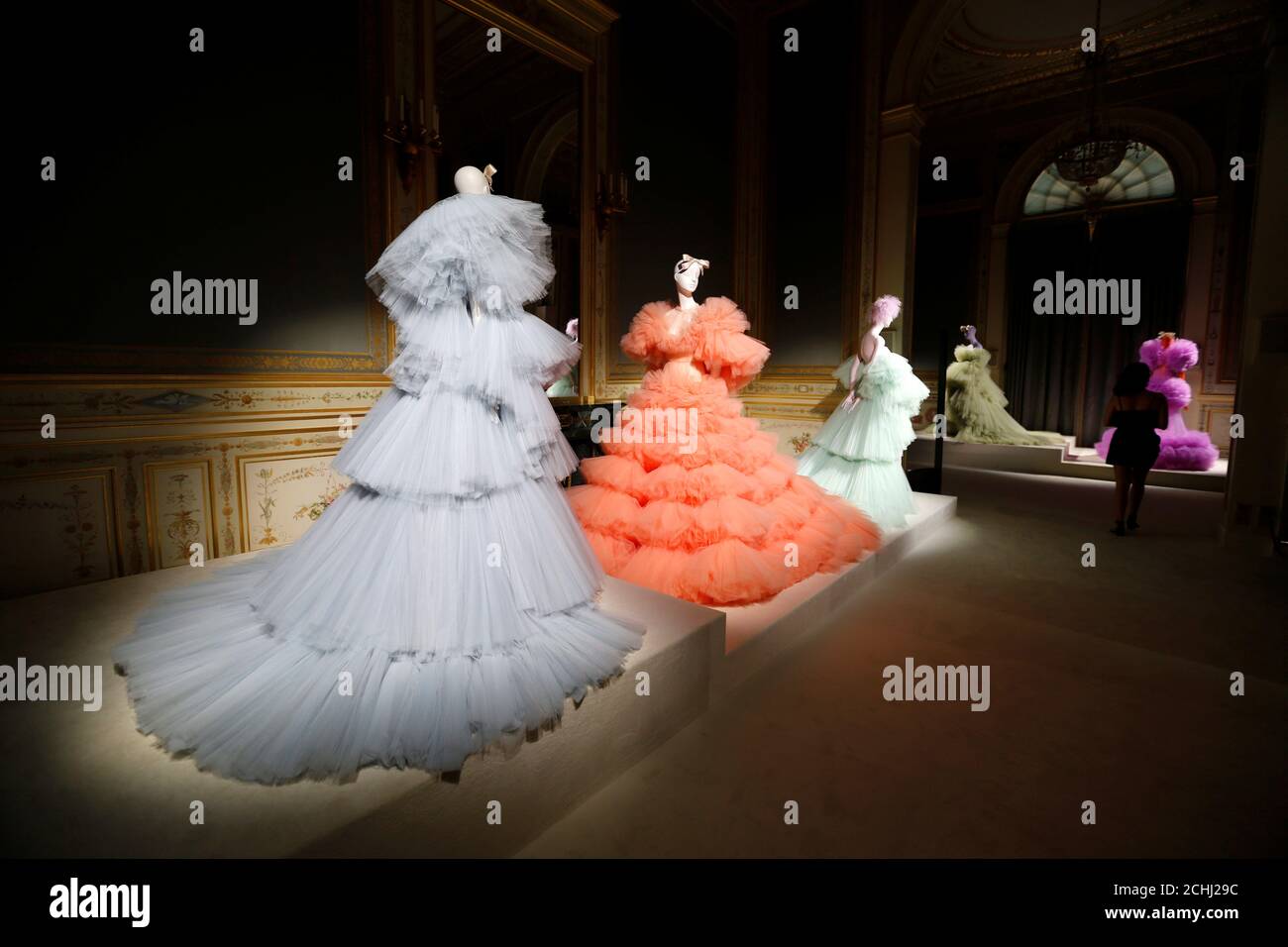 Las creaciones se exhiben durante una exposición del diseñador Giambattista Valli como parte de su presentación de la colección Haute Couture Fall/Winter 2019/20 en París, Francia, 1 de julio de 2019. REUTERS/Regis Duvignau Foto de stock