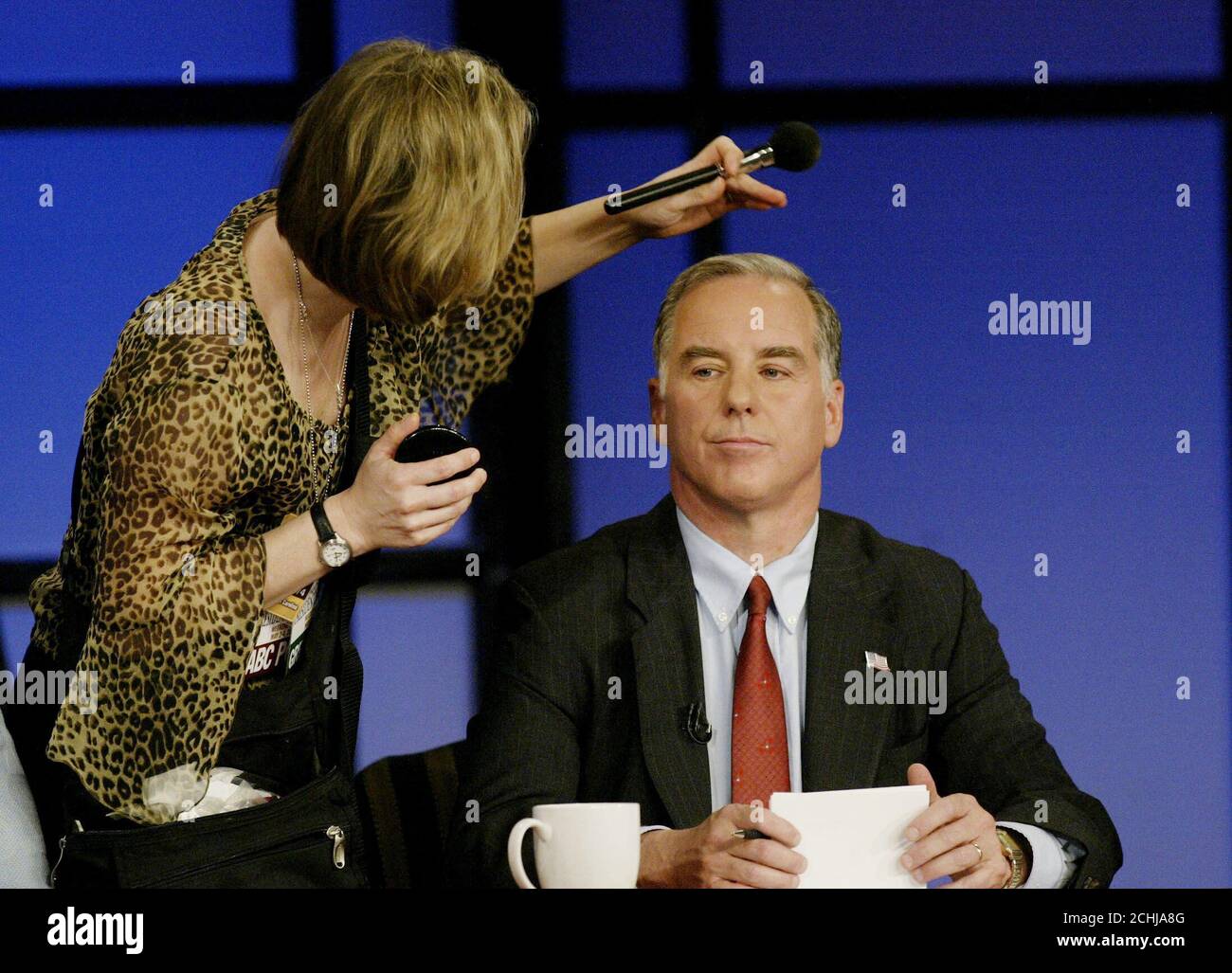 Maquillaje de tv fotografías e imágenes de alta resolución - Alamy Maquillaje de tv fotografías e imágenes de alta resolución - Alamy