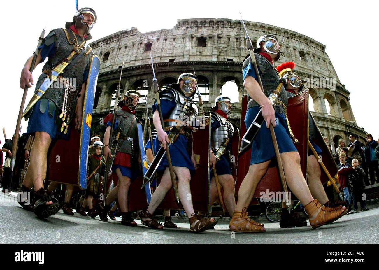 Personas vestidas como antiguos soldados romanos marchan por el Coliseo  durante un desfile en Roma el 18 de abril de 2004. Cientos de personas de  toda Europa vestidas con trajes de estilo