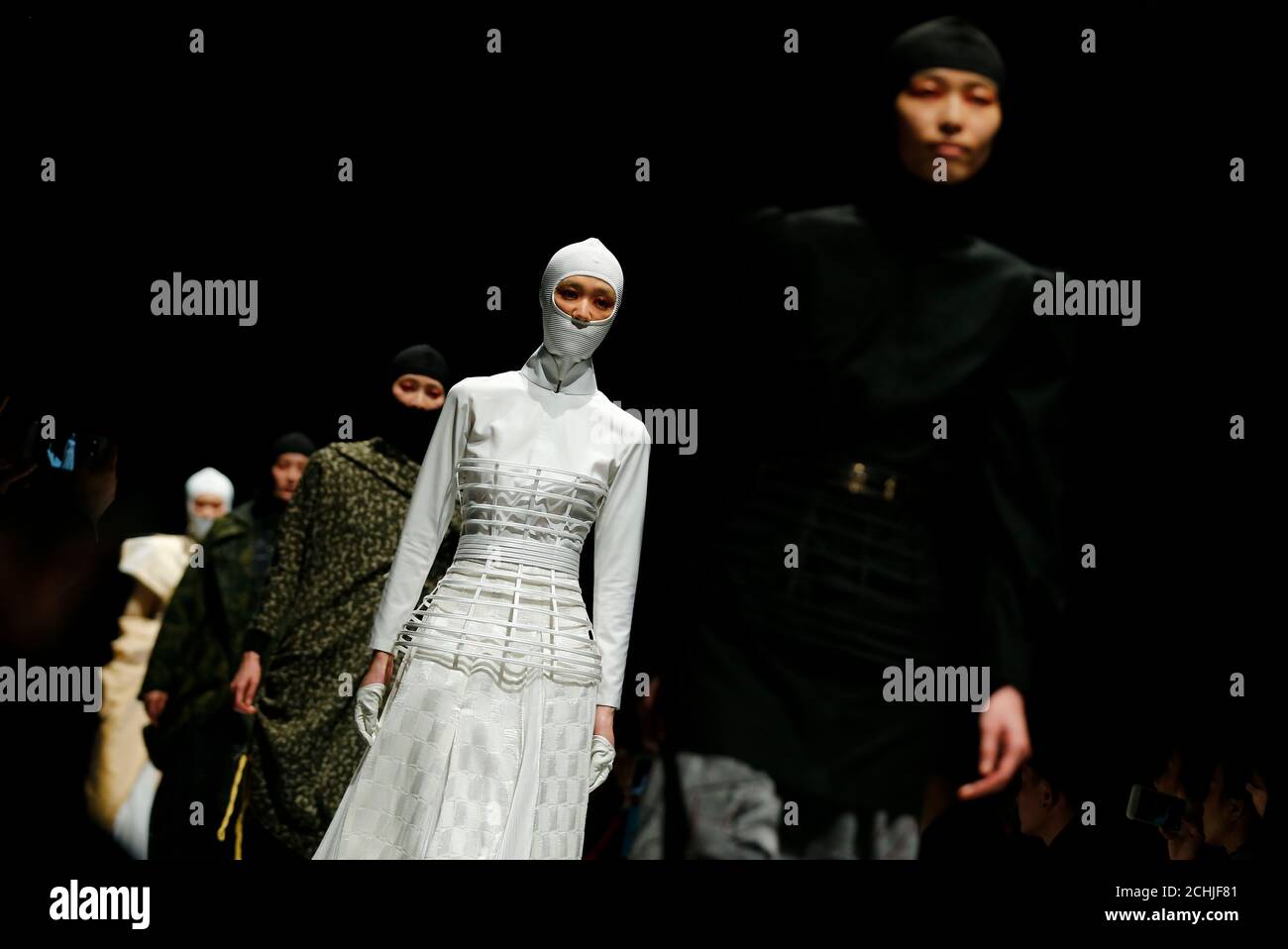 Los modelos presentan las creaciones de Norma Hauri durante la Semana de la Moda de Tokio Otoño/Invierno 2016 en Tokio, Japón, 16 de marzo de 2016. REUTERS/Thomas Peter Foto de stock