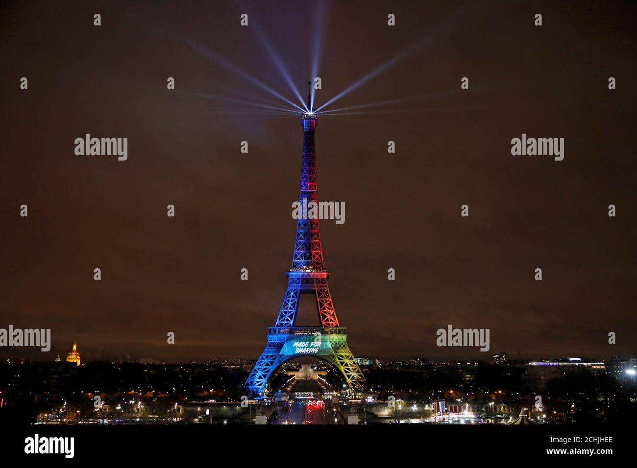 Una imagen muestra la Torre Eiffel iluminada en los colores de la