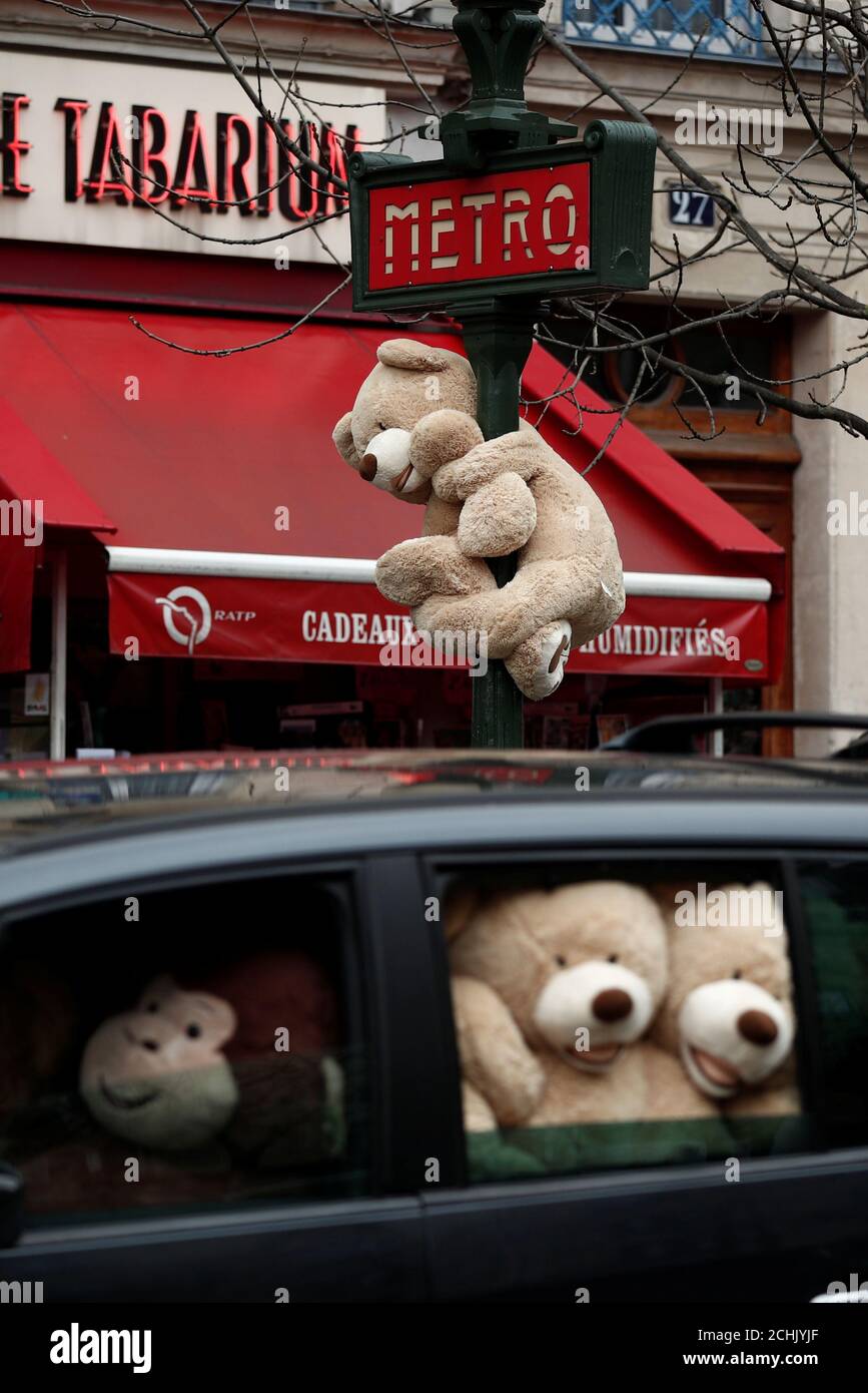 Los osos de peluche gigantes de color miel se ven en el barrio de Gobelins  en París, Francia, 25 de enero de 2019. REUTERS/Benoit Tessier Fotografía  de stock - Alamy