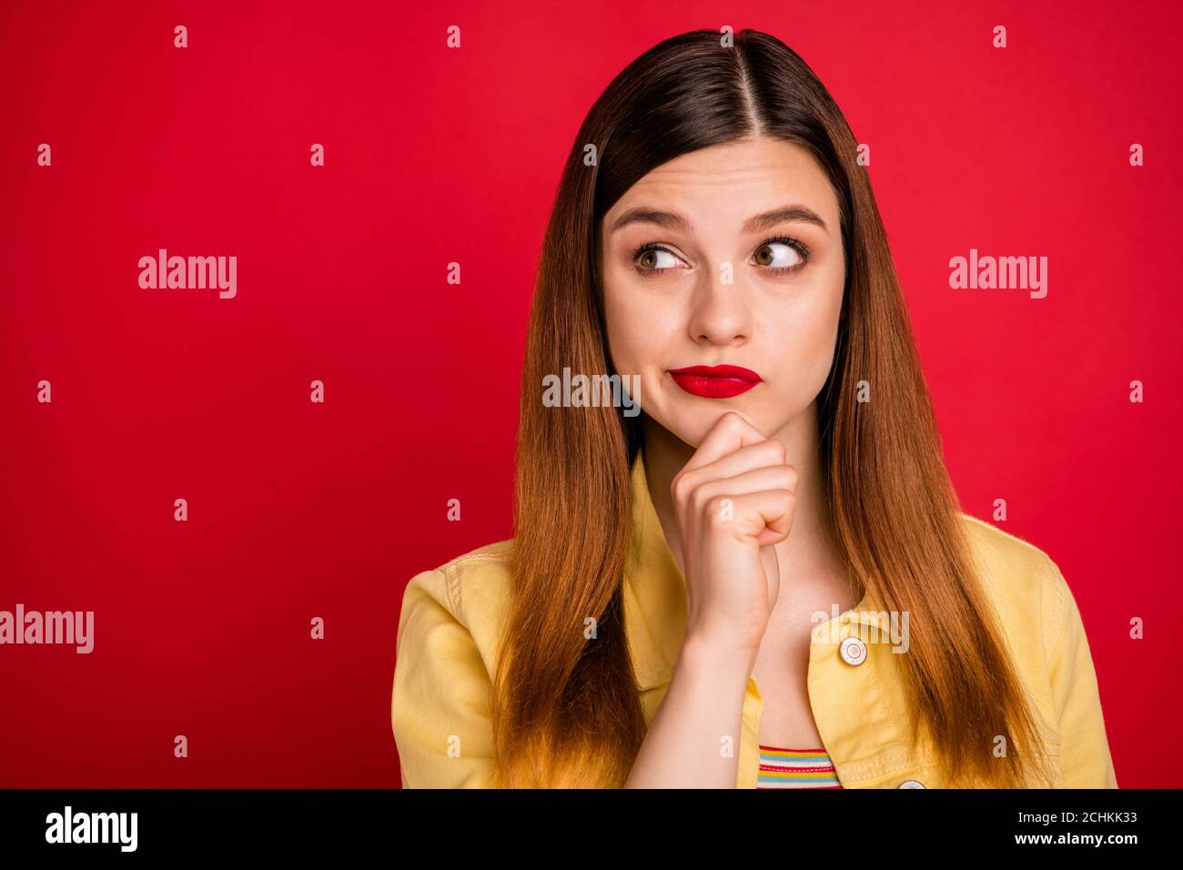 Primer plano retrato de ella ella bonita y atractiva mente escéptica chica de pelo rojo sobrpensando pista adivinar no sé tocar la barbilla aislada en brillante Foto de stock