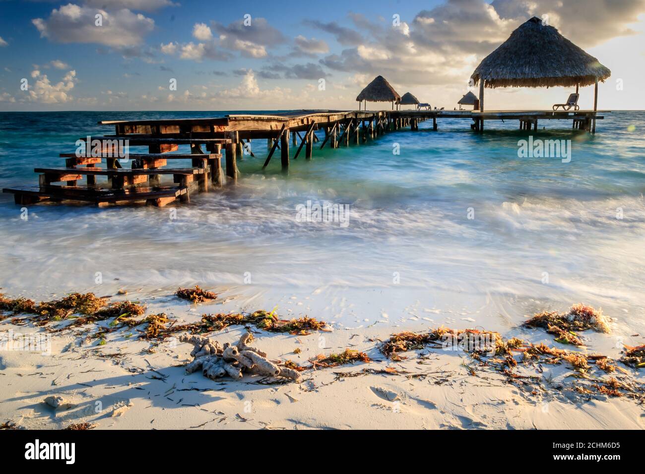Cuba, playa y muelle Cayo Guillermo Foto de stock