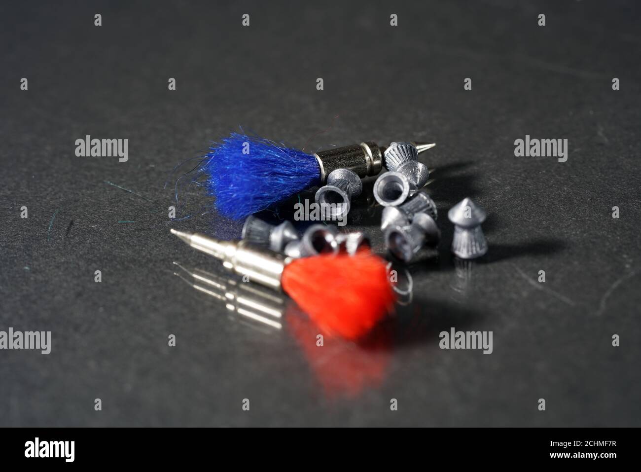Enfoque selectivo primer plano de dardos tranquilizantes con otros pequeños  herramientas alrededor Fotografía de stock - Alamy