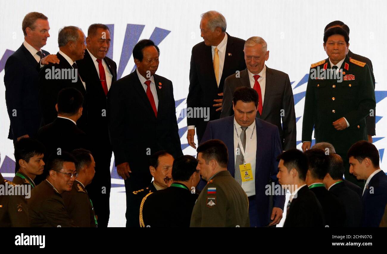 Los ministros de defensa, incluido el Secretario de Defensa de EE.UU. James Mattis, se van después de una foto de grupo durante la Reunión de Ministros de Defensa de la ASEAN Plus en Singapur el 20 de octubre de 2018. REUTERS/Edgar su Foto de stock