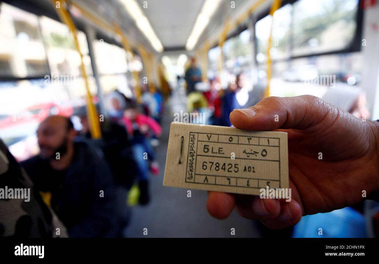 Un conductor de tranvía muestra el precio de un billete (5 libras egipcias) para un paseo en un nuevo tranvía realizado por el fabricante ucraniano de tranvía 'Tatra-Yug' en Alejandría, Egipto 16 de marzo de 2019. Foto tomada el 16 de marzo de 2019. REUTERS/Amr Abdallah Dalsh Foto de stock