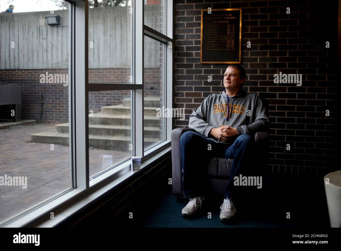 Matt Happel, estudiante de la Universidad del Norte de Iowa, se sienta para un retrato en el Maucker Union en el campus de UNI en Cedar Falls, Iowa, 9 de diciembre de 2015. Para igualar el Informe Especial USA-BUYBACKS/WORKERS REUTERS/Mark Kauzlarich Foto de stock