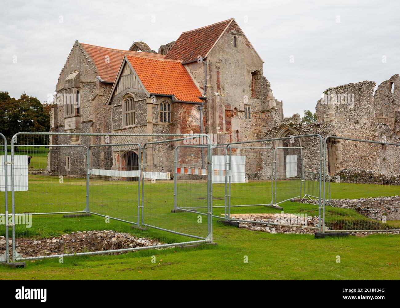 El concepto del Patrimonio de Gran Bretaña - barreras metálicas protegen el sitio de las obras de conservación en un sitio monumento antiguo, Castillo Acre Priory, Norfolk, Gran Bretaña. Foto de stock