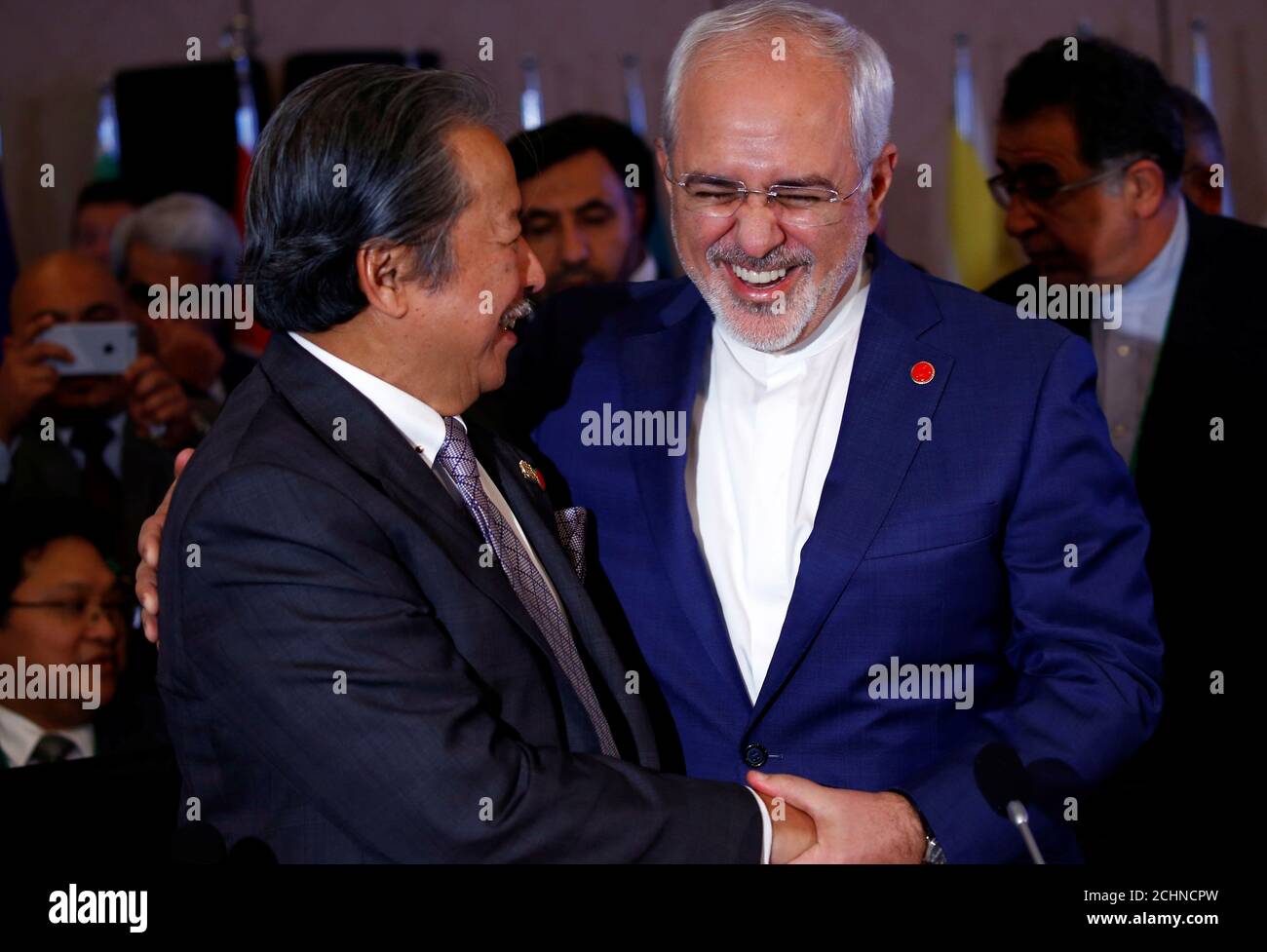 El Ministro de Relaciones Exteriores de Irán, Mohammad Javad Zarif, reacciona con su homólogo malasio dato Sri Anifah aman durante una reunión extraordinaria del Comité Ejecutivo de la OCI en Estambul, Turquía, el 1 de agosto de 2017. REUTERS/Murad Sezer Foto de stock