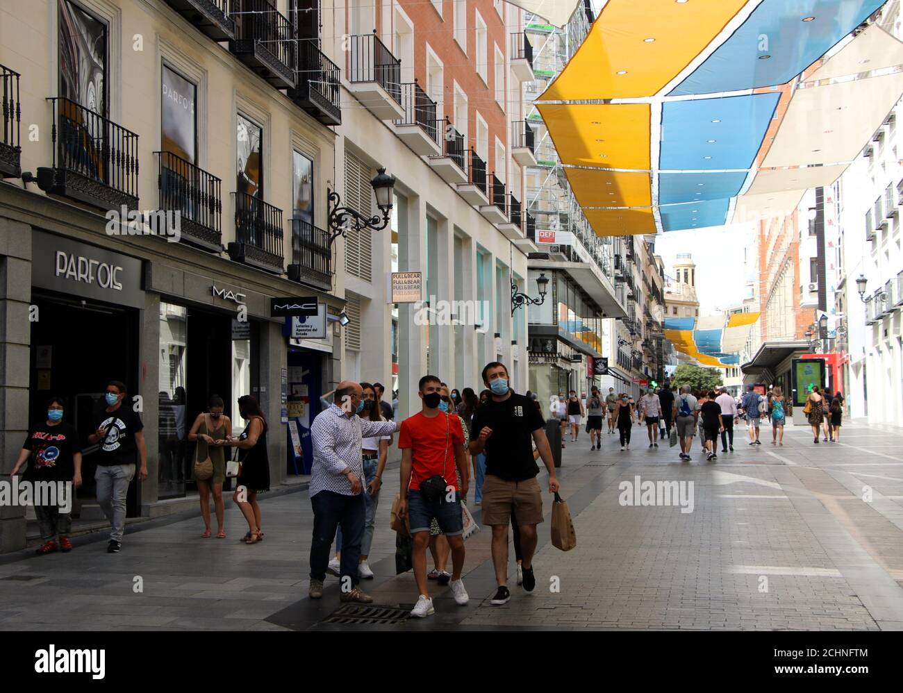 Vista peatonal de la calle en Madrid España en una calurosa tarde de septiembre durante la pandemia de compras Covid-19 con máscaras cara gastadas en verano Fotografía de stock - Alamy