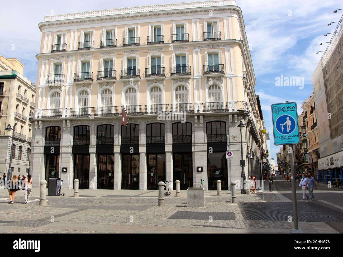Apple Store Puerta del Sol Madrid España en un edificio que antes era el  Hotel París Madrid España Verano Fotografía de stock - Alamy