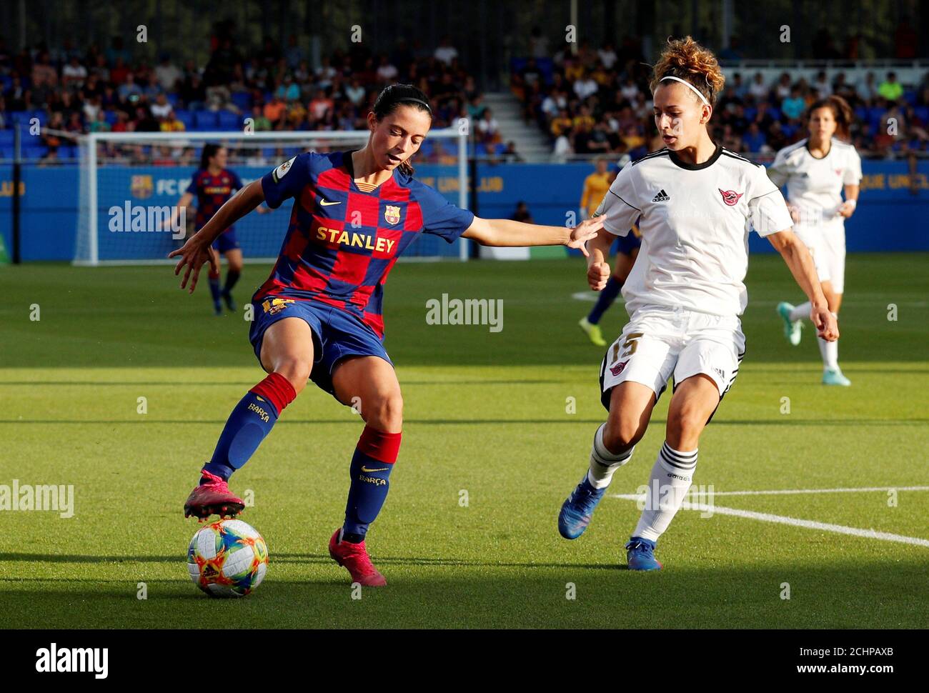 Fútbol Fútbol - División primera Mujer - FC Barcelona vs CD Tacon - Estadio  Johan Cruyff, Barcelona, España - 7 de septiembre de 2019 Aitana Bonmati de  Barcelona en acción con Esther