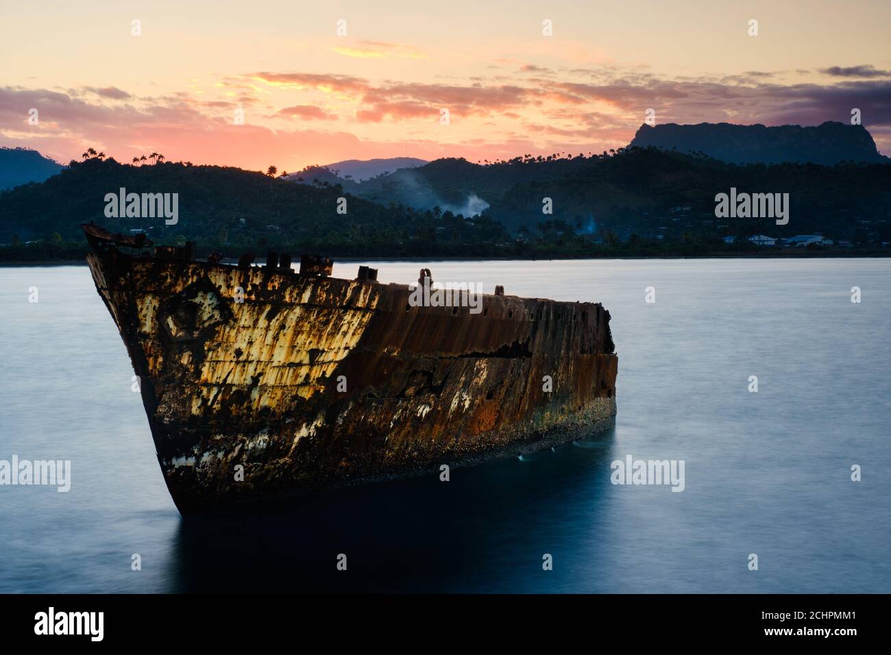 BARACOA, CUBA - ALREDEDOR DE ENERO de 2020: Bahía de Baracoa y naufragio antiguo Foto de stock