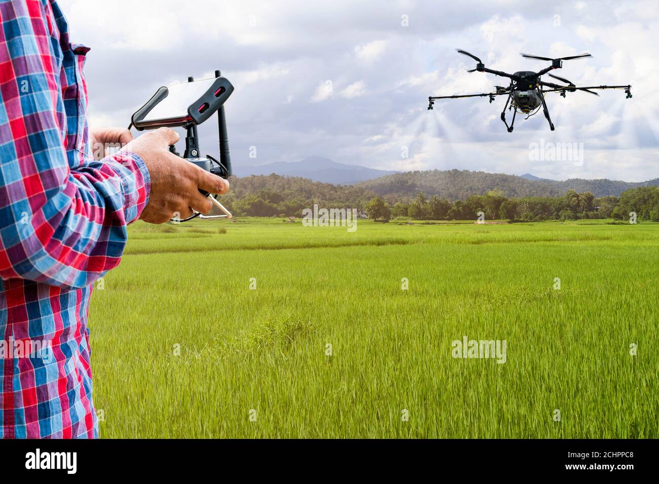 Agricultura de control de tablillas drone agrícola volar para rociar  fertilizantes o insecticida en los campos de arroz. La agricultura  industrial y Fotografía de stock - Alamy