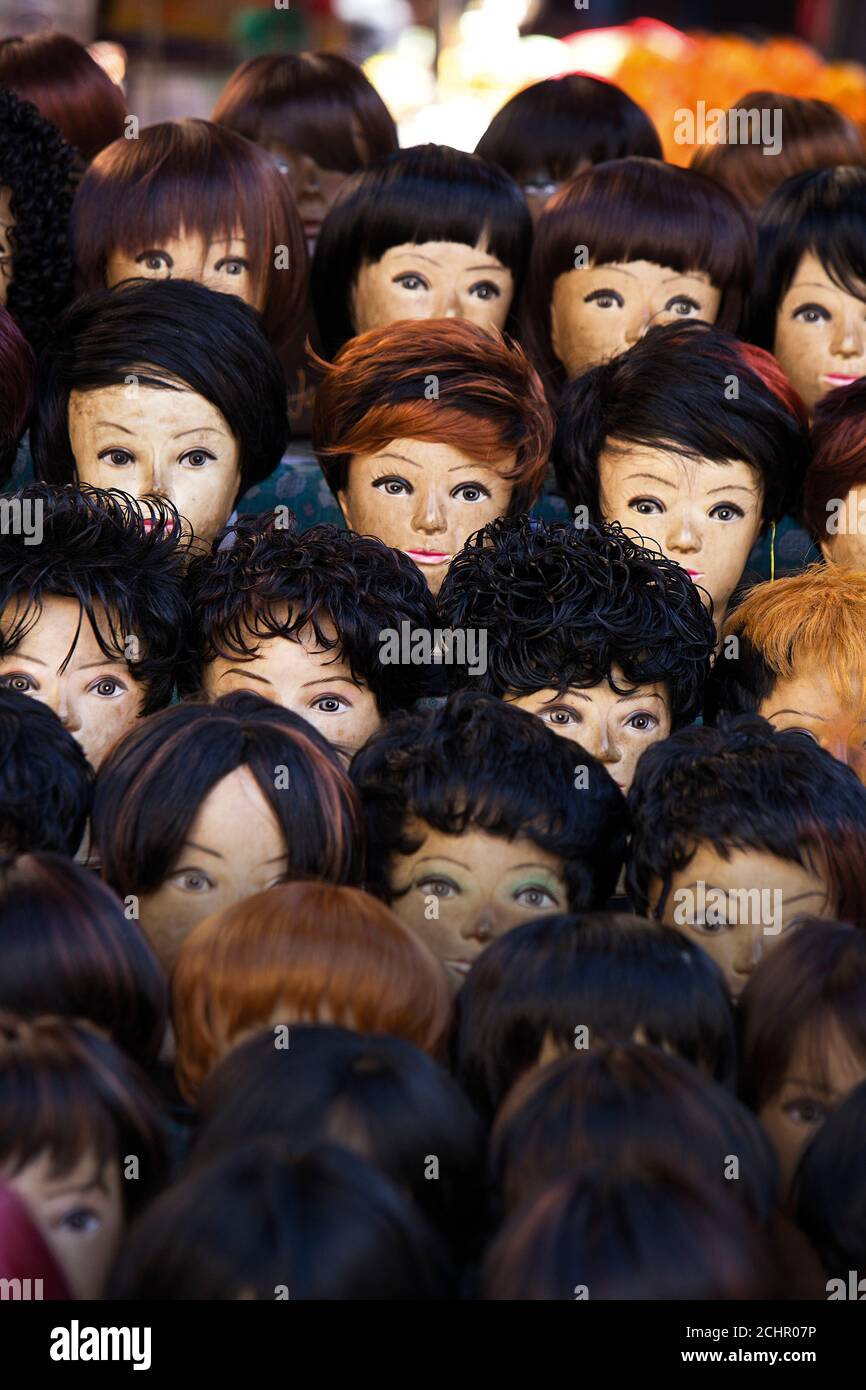 Wigs africanos en el mercado Foto de stock