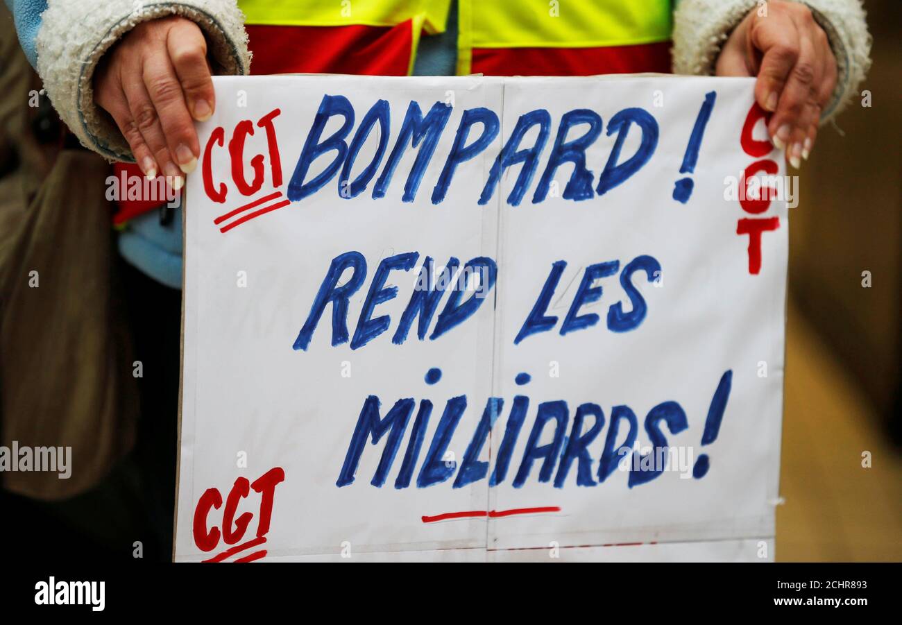 realeza Detectar derrochador Un trabajador sindical francés de CGT asiste a una manifestación para  protestar contra el plan de Carrrefour de cortar 2,400 empleos en Francia,  dentro de una tienda Carrefour Hypermarket en Montreuil, cerca