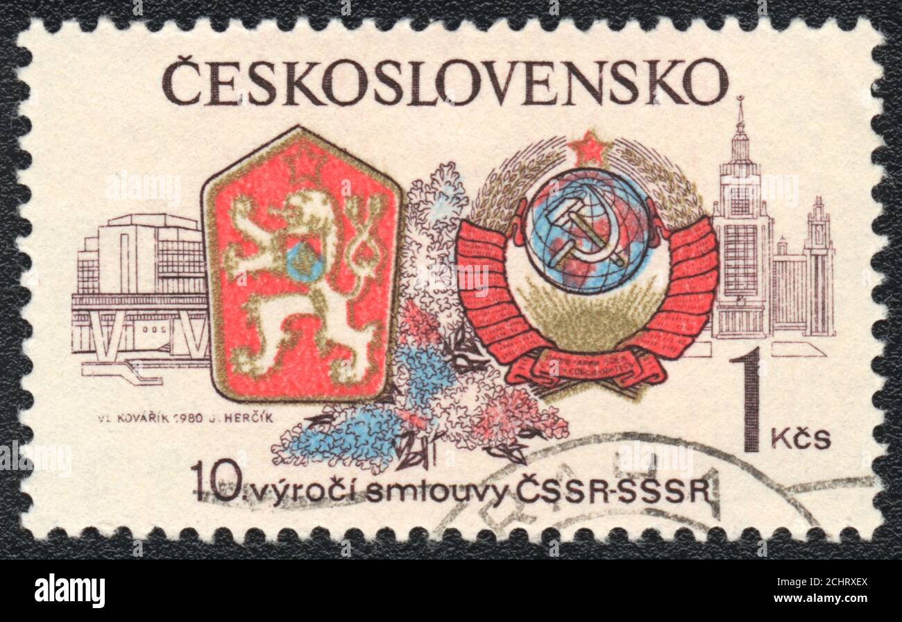Un sello impreso en Checoslovaquia muestra 10 años de cooperación entre la CSSR y la URSS, alrededor de 1980 Emblem del Estado Foto de stock
