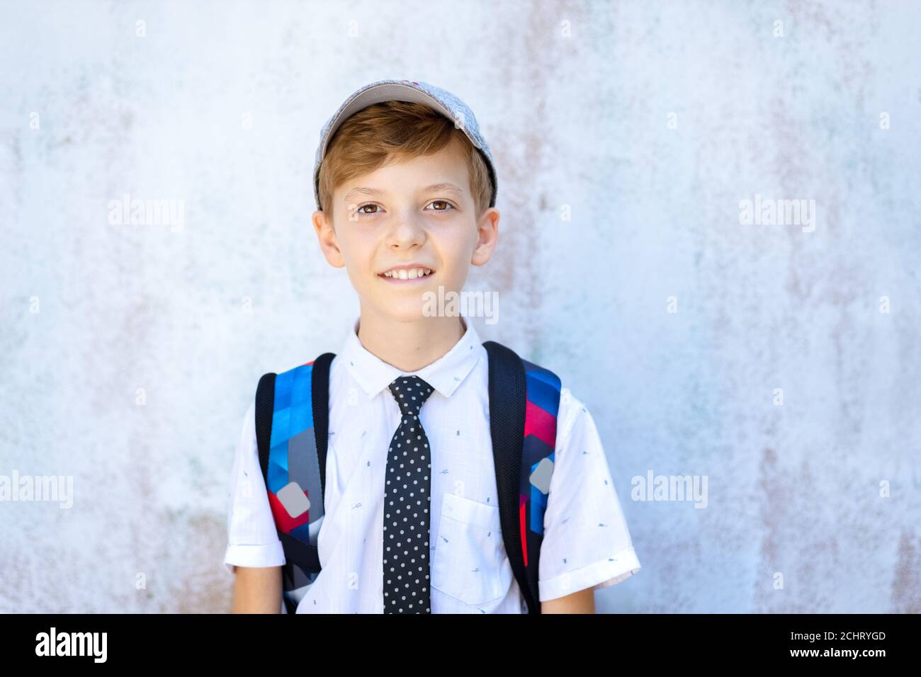 Sonriente niño de escuela primaria con mochila Foto de stock