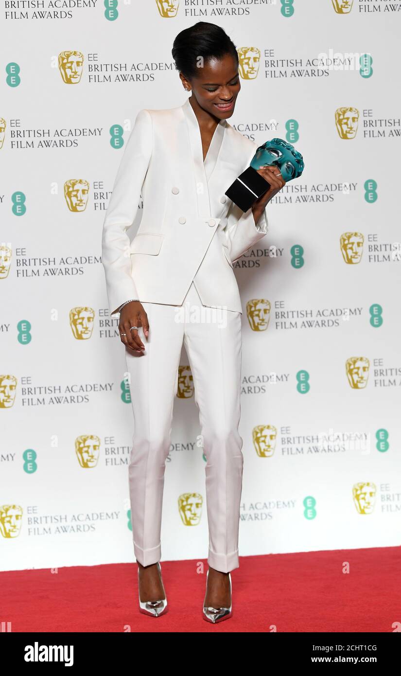 Letitia Wright tiene su premio para EE Rising Star en la British Academy of Film and Television Awards (BAFTA) en el Royal Albert Hall de Londres, Gran Bretaña, el 10 de febrero de 2019. REUTERS/Toby Melville Foto de stock