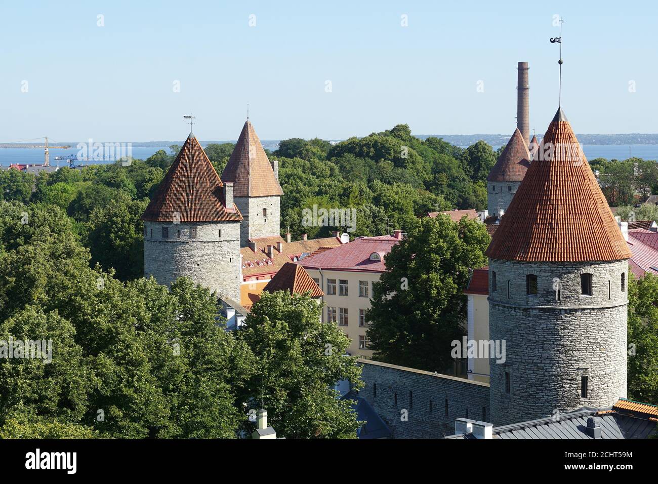 Muralla de la ciudad con bastiones, Ciudad Vieja, Tallin, Estonia, Europa Foto de stock