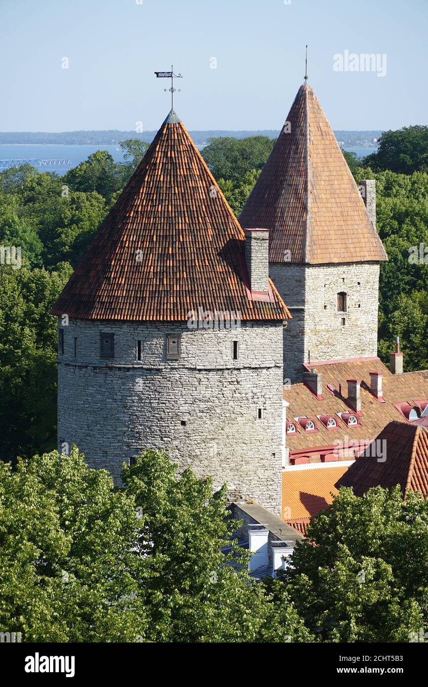 Muralla de la ciudad con bastiones, Ciudad Vieja, Tallin, Estonia, Europa Foto de stock
