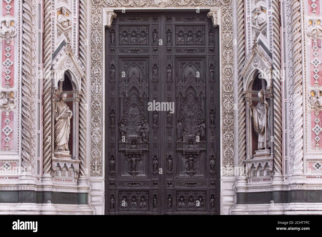 Primer plano de puerta labrada ornamentada, entrada al Duomo Santa Maria  del Fiore, (Catedral de Santa María de la Flor). Detalle, fachada de la  catedral de Florencia Fotografía de stock - Alamy