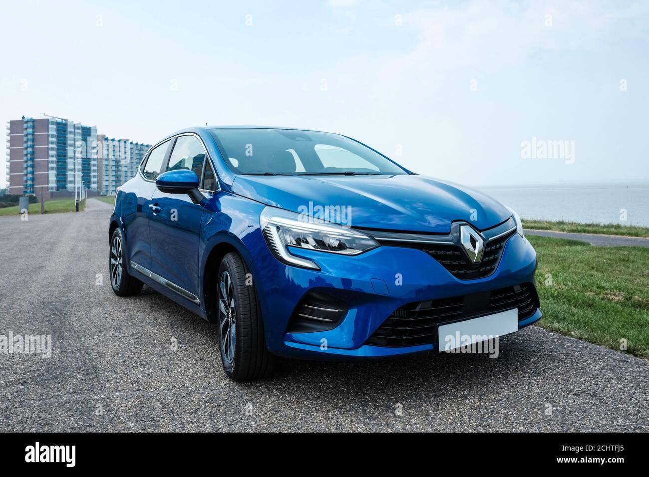 2019 Renault Clio en el color azul rqh hierro Fotografía de stock - Alamy