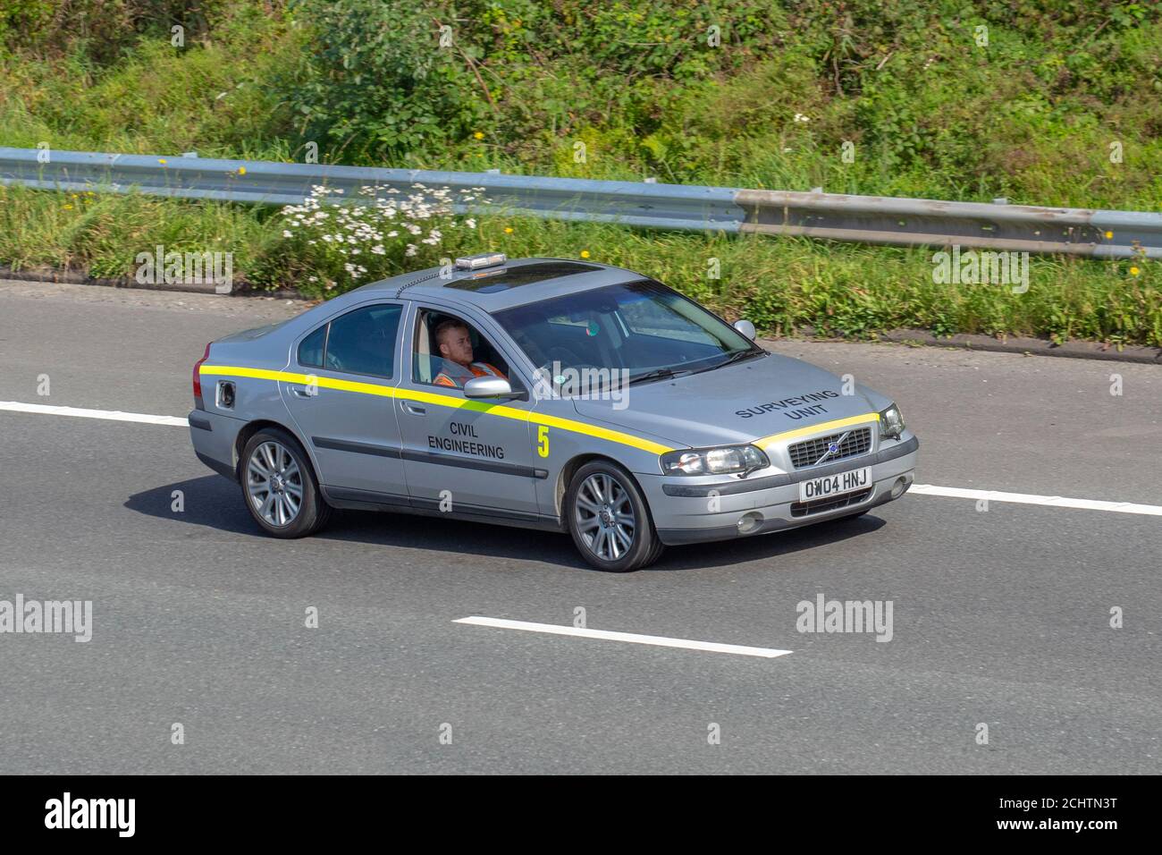 2004 plata Volvo S60 S T Auto; Civil Engineering Road survey; Vehicular traffic moving vehicles, coches de conducción de vehículos en carreteras del Reino Unido, motores, motorización en la red de autopistas M6. Foto de stock