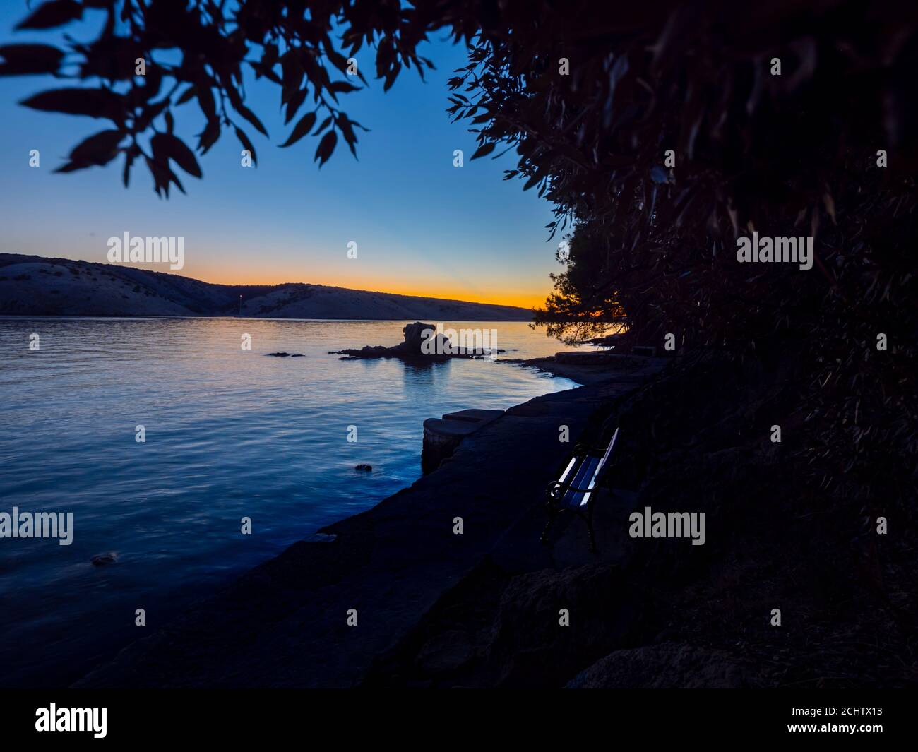 Famosa roca piedra punto de referencia y paseo en Lopar en Rab isla Croacia Europa pintoresca tranquilidad tranquila panorámica atmósfera zen atardecer por la noche Foto de stock