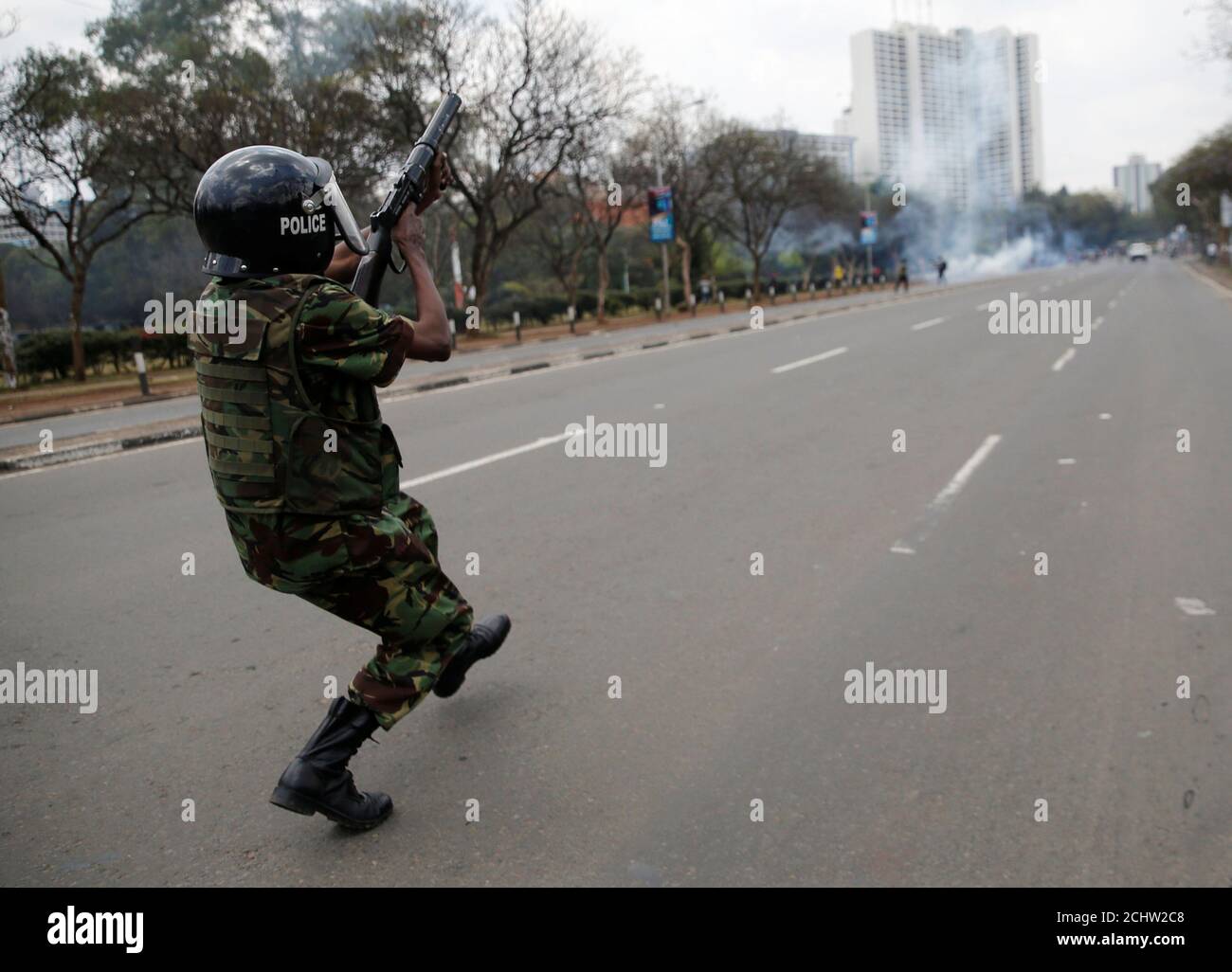 Un policía antidisturbios dispara gases lacrimógenos para dispersar a los partidarios de la coalición de la oposición keniana National Super Alliance (NASA), durante una protesta a lo largo de una calle en Nairobi, Kenia, el 13 de octubre de 2017. REUTERS/Thomas Mukoya Foto de stock