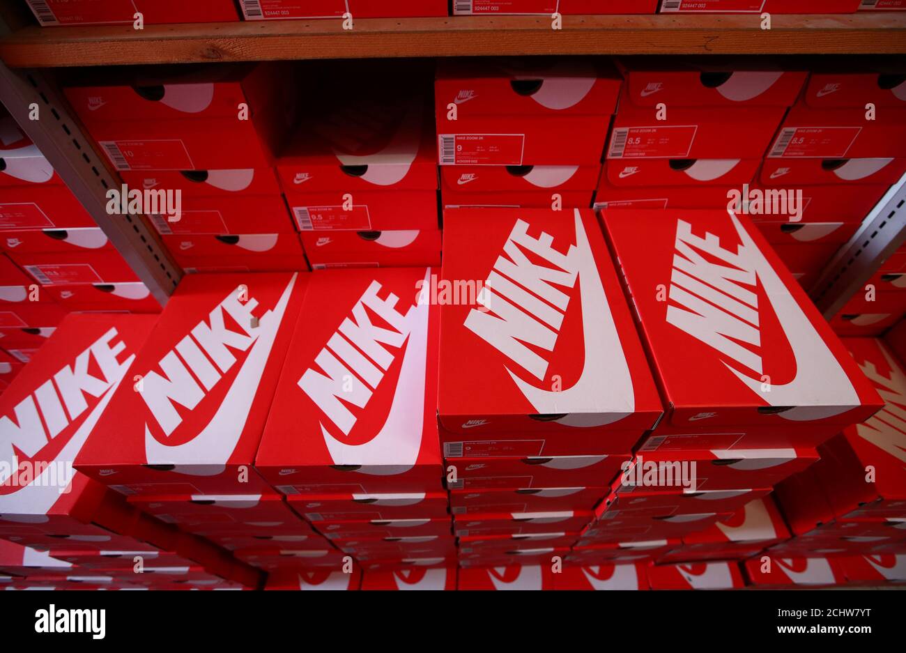 Las cajas de zapatos Nike se muestran en el almacén de la tienda local calzado 'Pomp Up' en Bussigny cerca Lausana, Suiza 24 Aprill, 2019. REUTERS/Denis Balibouse Fotografía de