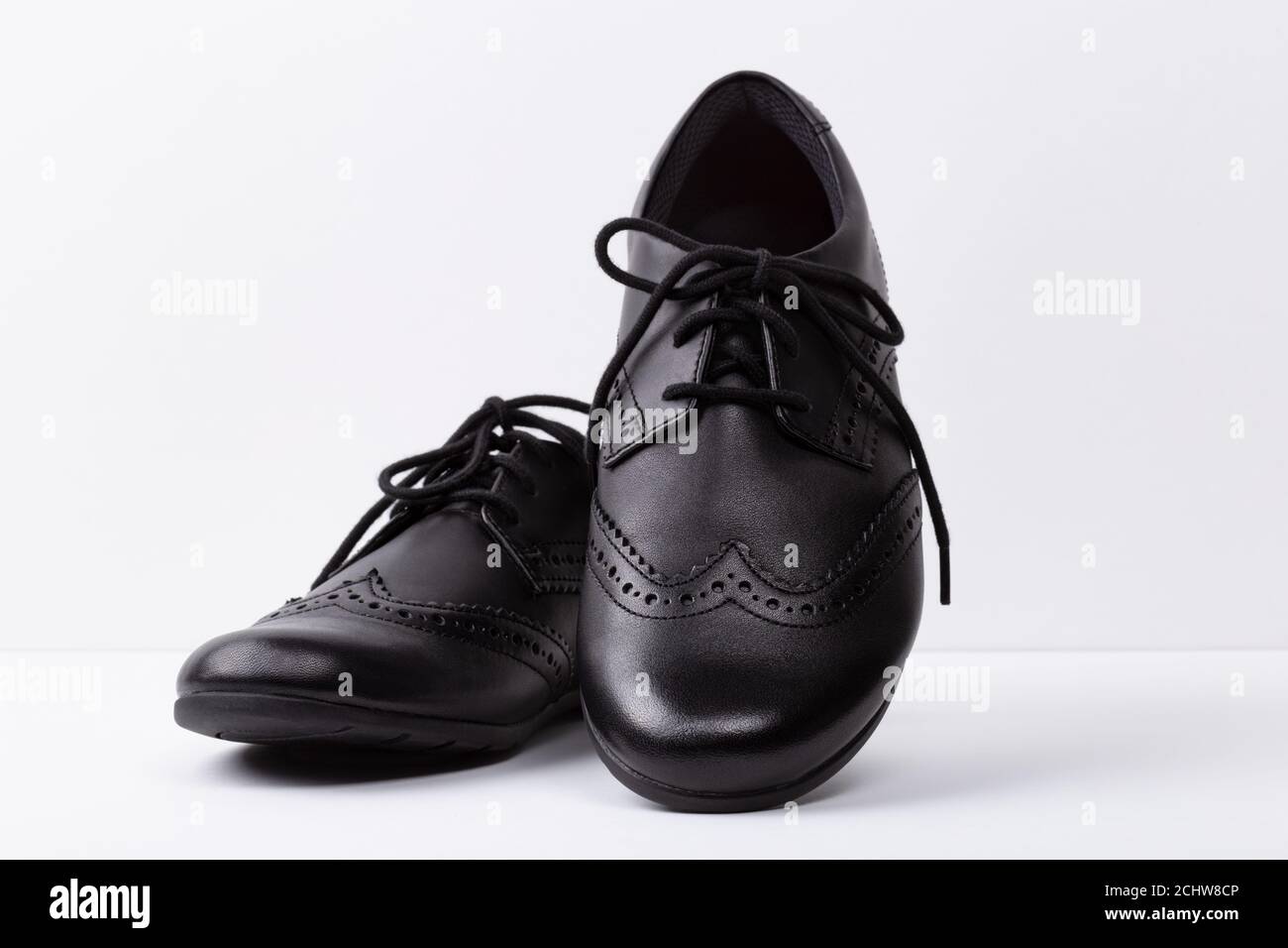 zapatos escolares negros Fotografía de stock - Alamy