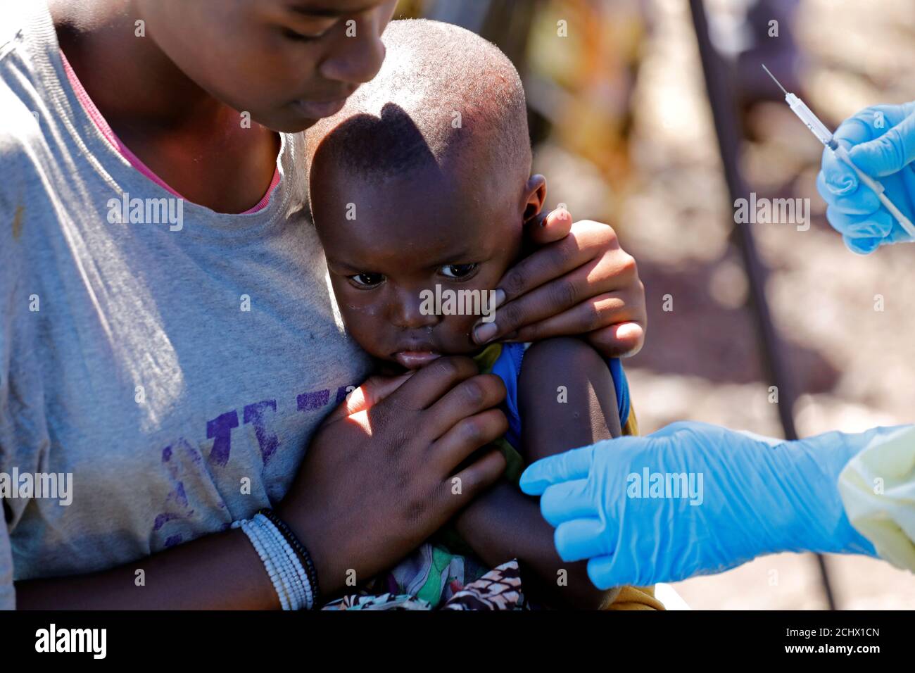 Un niño reacciona cuando una trabajadora de salud la inyecta con la vacuna del Ébola, en Goma, República Democrática del Congo, 5 de agosto de 2019. REUTERS/Baz Ratner Foto de stock