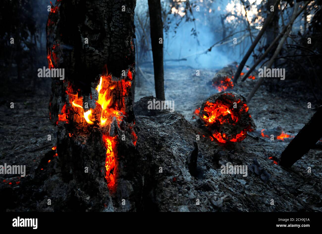 Un incendio es visto en un tracto de la selva amazónica en Itapua do Oeste, estado de Rondonia, Brasil, 11 de septiembre de 2019. Foto tomada el 11 de septiembre de 2019. REUTERS/Bruno Kelly Foto de stock