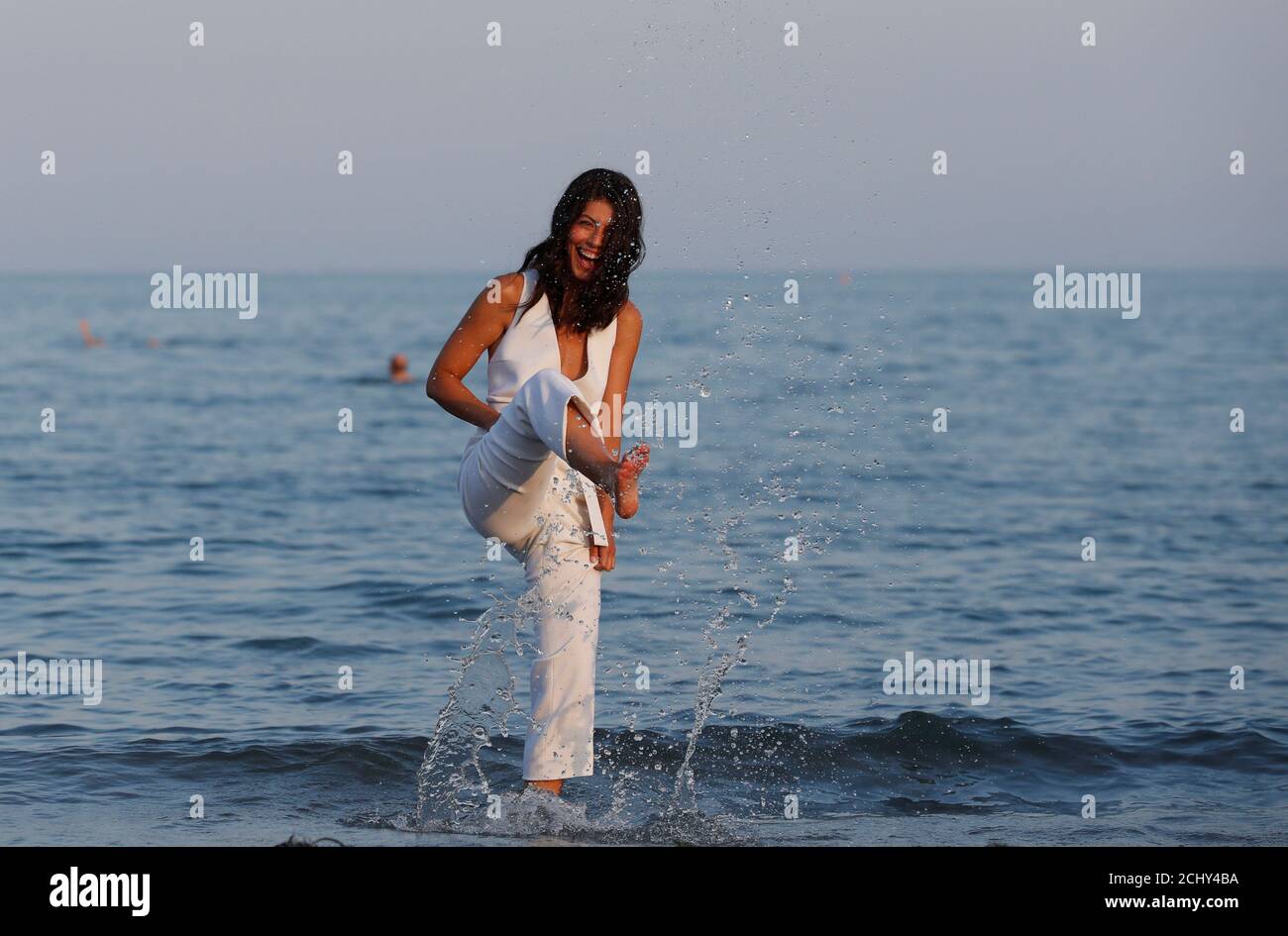 La actriz italiana Alessandra Mastronardi posan durante un fotociclo en la playa. Mastronardi acogerá la ceremonia de apertura del 76º Festival Internacional de Cine de Venecia en Venecia, Italia, el 27 de agosto de 2019. REUTERS/ Yara Nardi Foto de stock