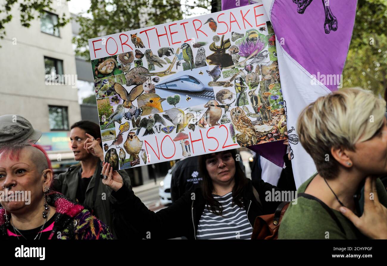 Un protestor anti-HS2 sostiene una pancarta como ella demuestra fuera de la oficina central de alta velocidad 2 en Euston Station en Londres, Gran Bretaña 28 de septiembre de 2019. REUTERS/Simon Dawson Foto de stock