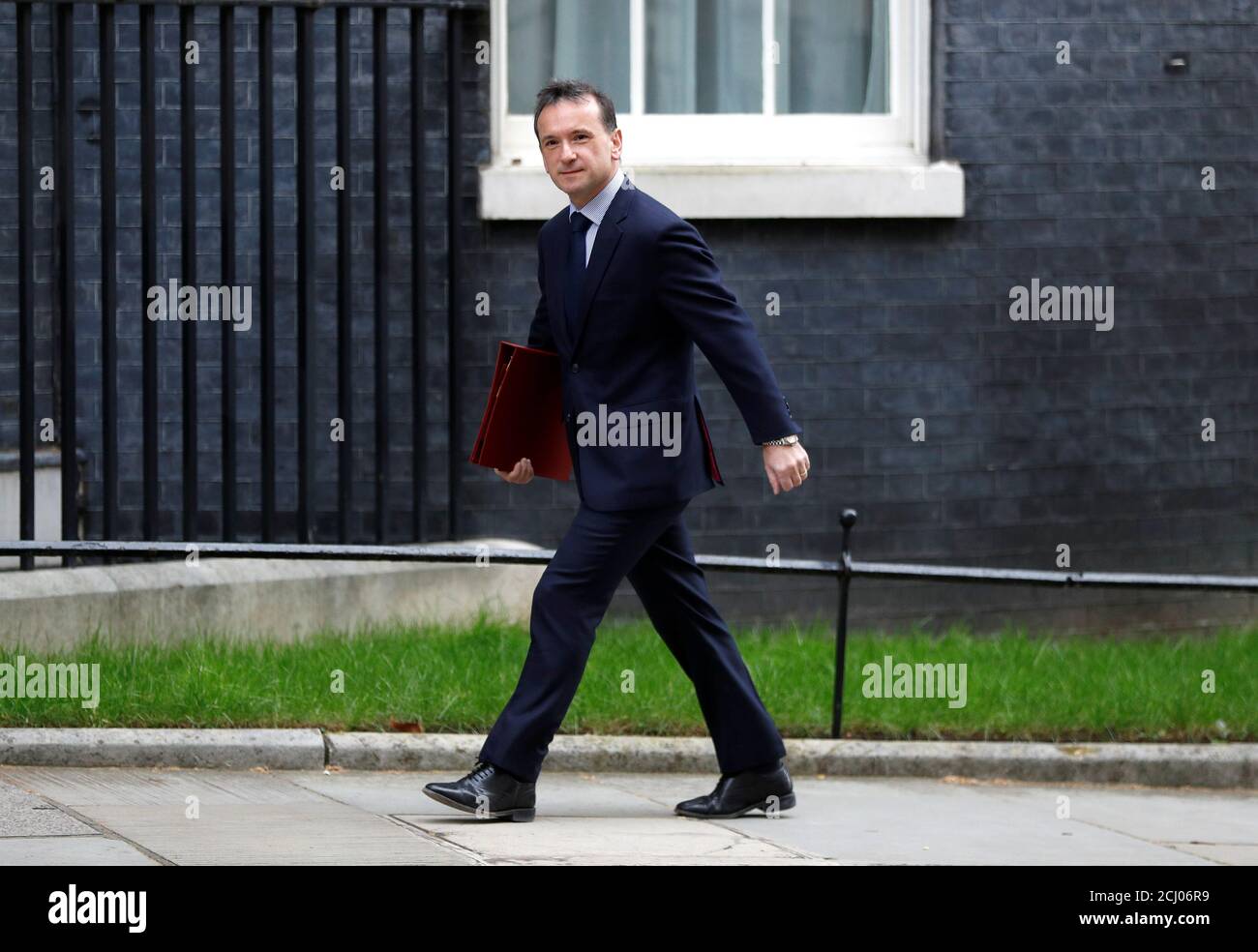 El Secretario de Estado de Gran Bretaña para Gales Alun Cairns es visto fuera de Downing Street en Londres, Gran Bretaña, 26 de marzo de 2019. REUTERS/Peter Nicholls Foto de stock