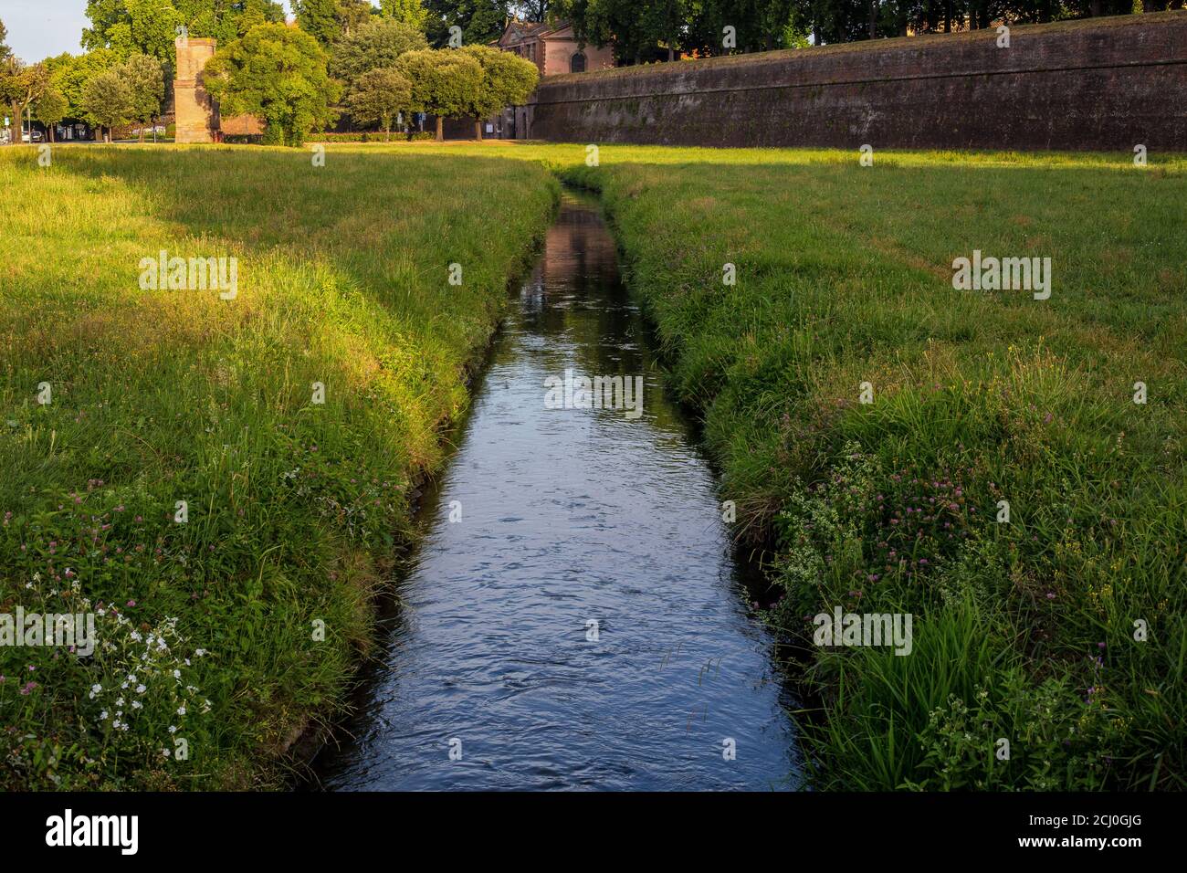 Canal en el Parque fuera de las murallas de la ciudad, Lucca, Italia Foto de stock