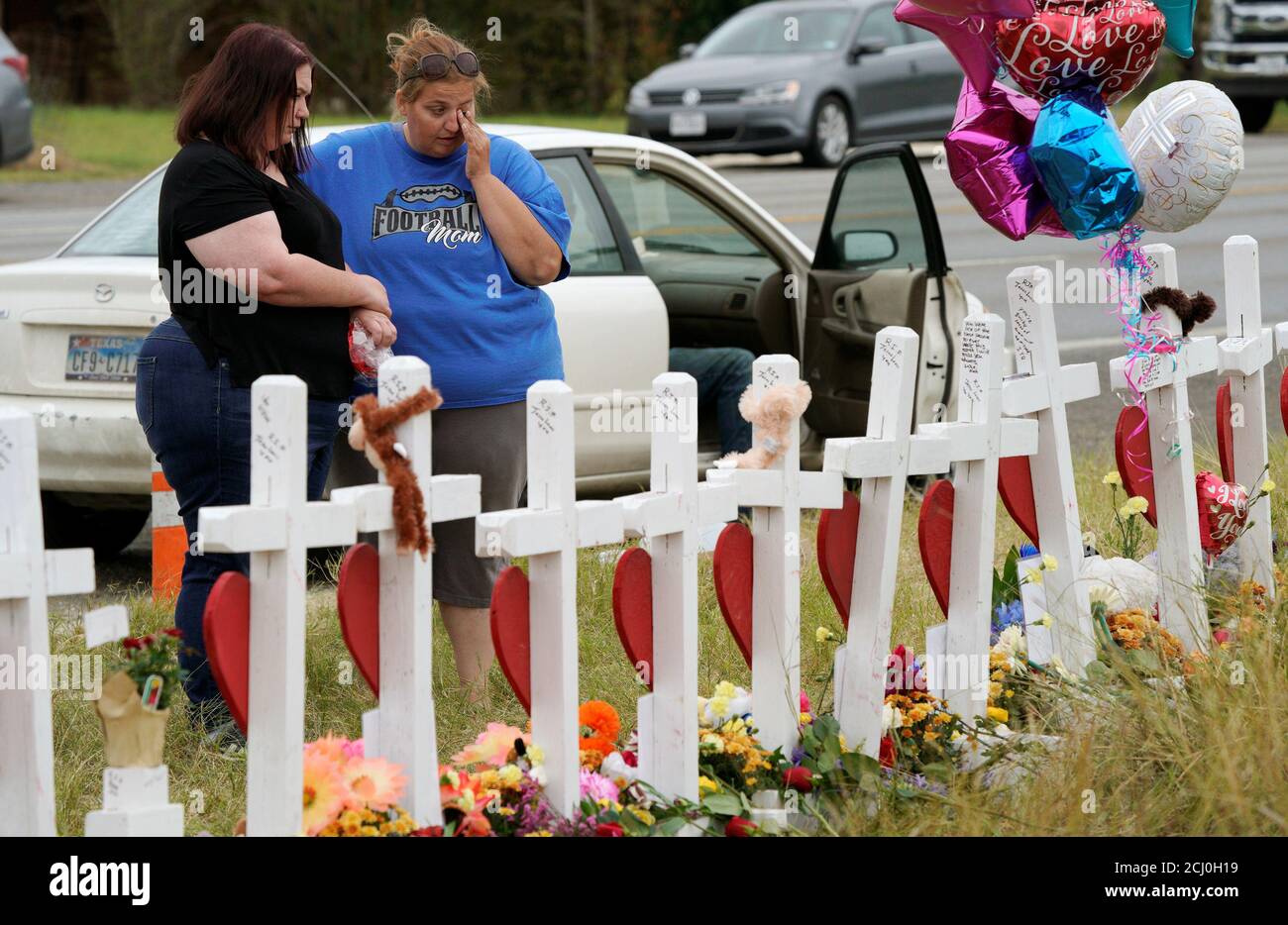 Charlene Uhl (L) mira una cruz para su hija Haley Krueger con otras cruces colocadas para los muertos en el tiroteo en la primera Iglesia Bautista de Sutherland Springs, Texas, . 10 Charlene Uhl (L) mira una cruz para su hija Haley Krueger con otras cruces colocadas para los muertos en el tiroteo en la primera Iglesia Bautista de Sutherland Springs, Texas, . 10