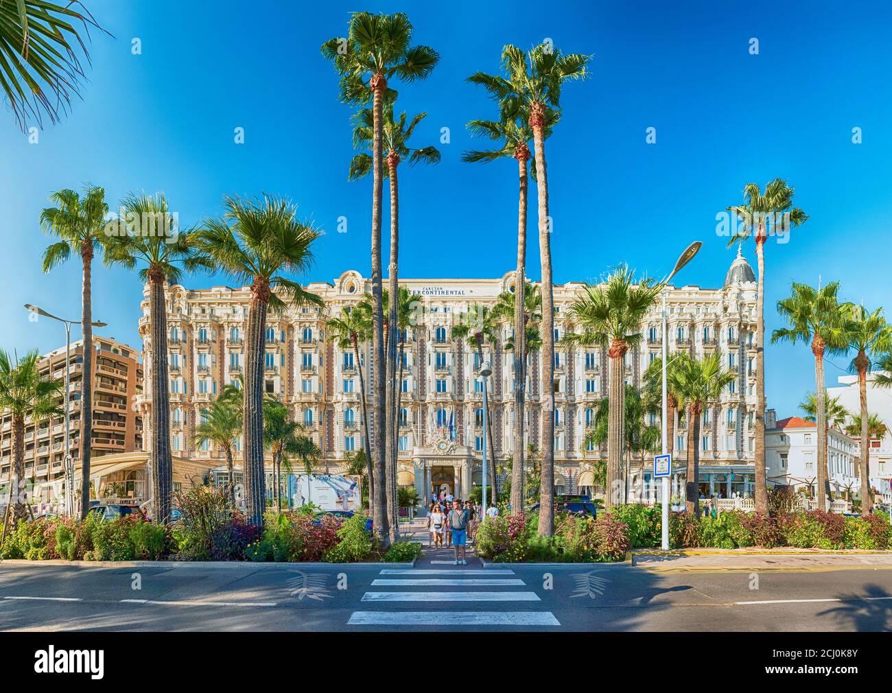 CANNES, FRANCIA - AGOSTO 15: El Intercontinental Carlton Hotel en Cannes, Costa Azul, Francia, visto el 15 de agosto de 2019. Es un hotel de lujo construido Foto de stock