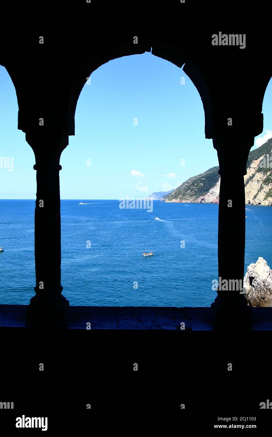Portovenere acantilado de la iglesia de San pedro bellavista pilares Foto de stock