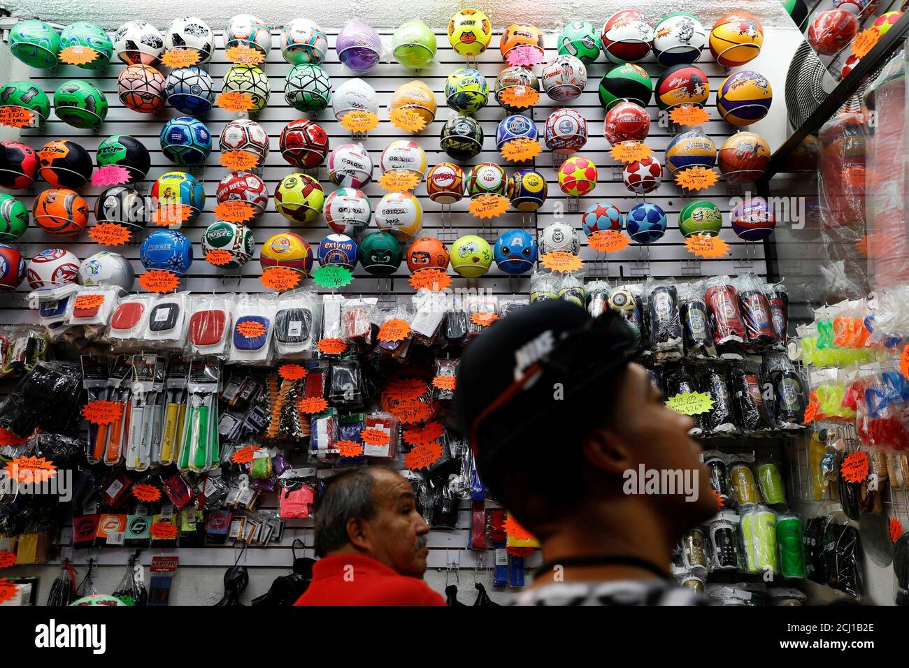 Los clientes compran ropa deportiva en una tienda en el barrio de Tepito en  la Ciudad de México, México 16 de mayo de 2019. REUTERS/Edgard Garrido  Fotografía de stock - Alamy