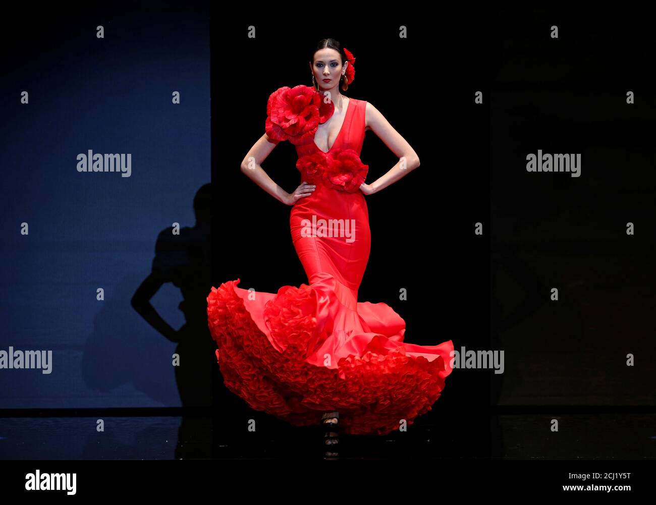 Un modelo presenta una creación de Ana Moron durante el International  Flamenco Fashion Show SIMOF en la capital andaluza de Sevilla, España 8 de  febrero de 2019. REUTERS/Marcelo del Pozo Fotografía de