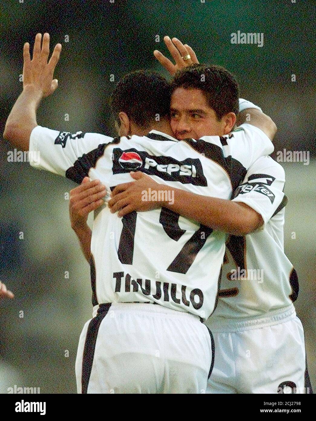 El delantero de Pumas Marino Trujillo (R) celebra su tercer gol contra  Chivas con el compañero de equipo Luis Ignacio Gonsalez, durante la segunda  mitad de su encuentro de invierno 2002 en