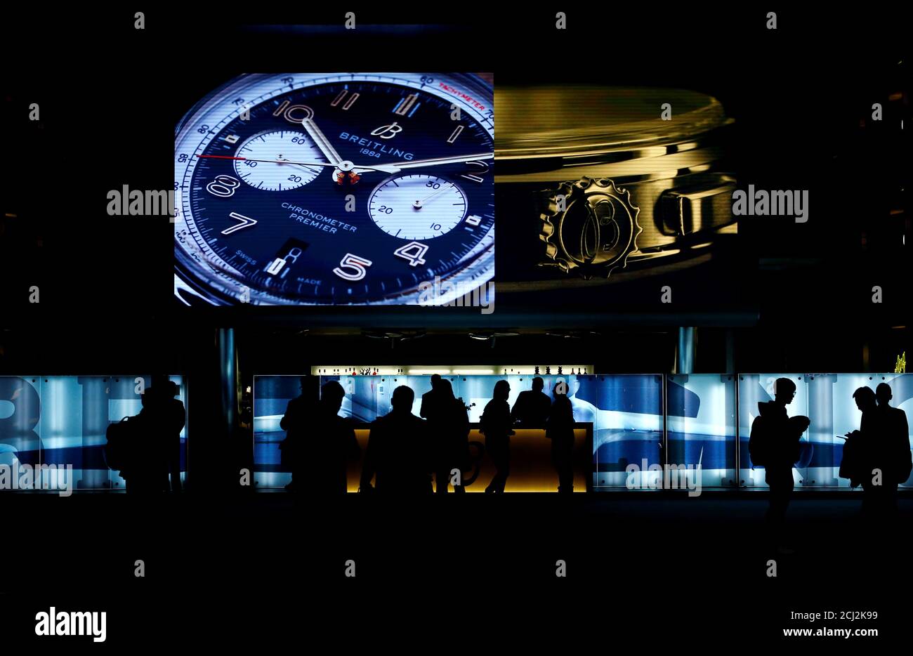 Los visitantes pasan por el stand de exposición del fabricante suizo de  relojes Breitling en la feria de relojes y joyas Baselworld en Basilea,  Suiza, 20 de marzo de 2019. REUTERS/Arnd Wiegmann