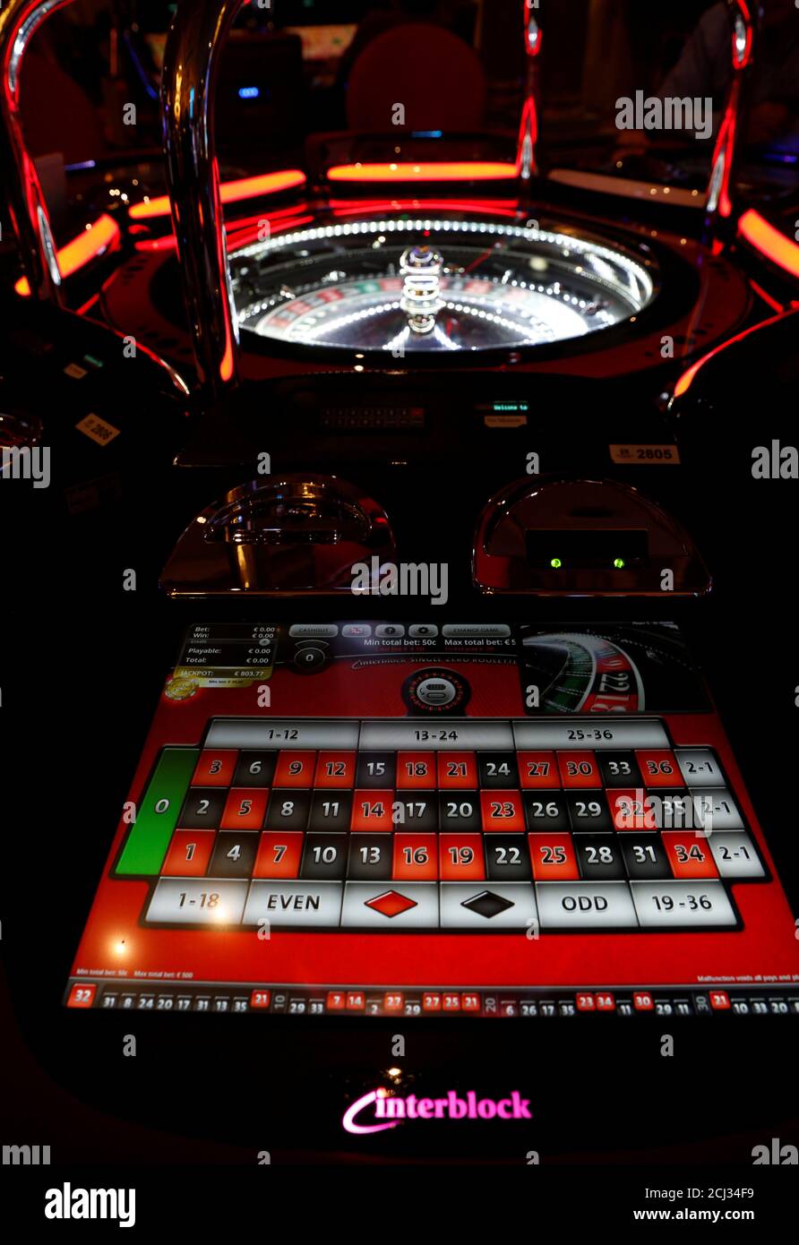 Una mesa de electrónica se ve en el Casino Dragonara en San Julián, Malta 11 abril de 2018. REUTERS/Darrin Zammit Lupi de stock -